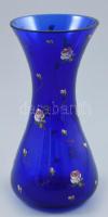 Parádi kék üveg váza, virág motívummal, apró csorbával, kopásnyomokkal, jelzés nélkül m: 13 cm