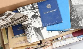 Egy doboznyi vegyes papírrégiség, igazolványok, fotók, stb