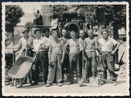 1949 Bp. V., Roosevelt-tér (ma Széchenyi István tér), építőmunkások csoportképe, hátoldalán feliratozott fotó, 11,5x8,5 cm