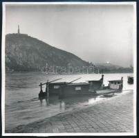 cca 1960 Bp., a Halértékesítő Vállalat dereglyéi a pesti rakpartnál, a Gellért-hegy előtt, fotó, 11,5x11,5 cm