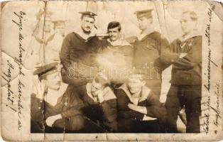 1913 SMS Viribus Unitis osztrák-magyar Tegetthoff-osztályú csatahajó matrózai / K.u.K. Kriegsmarine Matrosen / mariners of SMS Viribus Unitis. photo (fa)