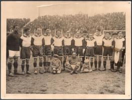 1929 Az Uruguay-Ferencváros (2:3) legendás labdarúgó mérkőzés 38 db eredeti fotója. 18x24 cm-ig Nagy...
