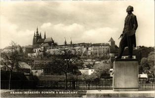 Praha, Prag; Mánesuv pomník a Hradcany / statue, castle. photo