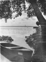 cca 1960 Galambos László: Balaton part. nagy méretű művész fotó. Jelzett 30x41 cm szélén kis szakadással