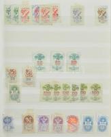 Magyar okmány- és illetékbélyeg tétel, benne klasszikusok, zárjegyek, modernebb kiadások, 16 lapos A...