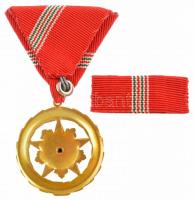 1957. "Szocialista Munkáért Érdemérem" zománcozott fém kitüntetés mellszalagon, szalagsávv...