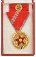 1957. "Szocialista Munkáért Érdemérem" zománcozott fém kitüntetés mellszalagon, szalagsávv...