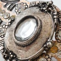 2 db fém csat / dísz, az egyik kövekkel kirakott, kopásnyomokkal, 10x4 cm és 5x3 cm