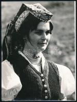 cca 1970-1980 Hollókői portré, fiatal asszony népviseletben. Dömötör László felvétele, hátoldalán feliratozott, pecséttel jelzett fotó, 24x18 cm