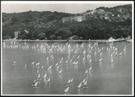 cca 1960-1980 Tihany, szörfvitorlás-verseny a Balatonon, fotó (későbbi előhívás), 24x17,5 cm