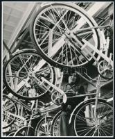 cca 1960-1980 Csepel kerékpárok az üzemi gyártósoron, fotó (későbbi előhívás), 21,5x18 cm