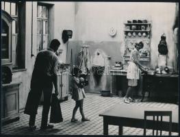 1971 Családi életkép a konyhában, fotó, hátoldalán jelzett (Fodor J.), 24x18 cm