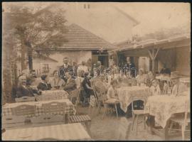 1928 Újpest, Fiedler vendéglő kerthelyisége (Erzsébet u. 22.) a tulajdonosokkal és vendégekkel (hátoldalon nevesítve), feliratozott fotó kartonon, kis sérüléssel, 22,5x17 cm