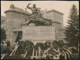 cca 1940 Kaposvár, I. világháborús emlékmű (cs. és kir. 44. gyalogezred), hátoldalán feliratozott, pecséttel jelzett fotó (Turul Fotóriport Iroda), 23x17,5 cm