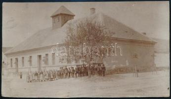 1907 Urszentiván (Úriszentiván / Despotovo, Szerbia), evangélikus elemi népiskola, keményhátú fotó, hátoldalán feliratozott, 16x9 cm