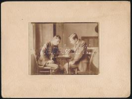 cca 1910-1920 Sakkozó fiatalemberek (ikertestvérek?), kartonra kasírozott fotó, 12x9 cm