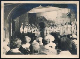 1936 Jászapáti, iskolás gyerekek liturgikus hangversenye, hátoldalán feliratozott fotó, 18x13 cm