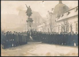 cca 1920-1940 Miskolc, ünnepség az Erzsébet téri Kossuth-szobornál, hátoldalán feliratozott fotó, kis sérüléssel, ragasztásnyomokkal, 22x16 cm