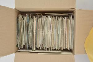 Főleg modern tétel sok külföldi városképpel és kevesebb magyarral, a magyarok között háború előttiek...