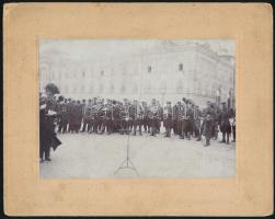 cca 1900-1910 Bp., katonazenekar a Budai Várban, Schäffer Ármin felvétele, kartonra kasírozott fotó, hátoldalán feliratozott, pecséttel jelzett, 15,5x11 cm