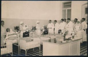 cca 1930-1940 Szülészeti osztály orvosokkal, nővérekkel, hátoldalán pecséttel jelzett fotó Diskay műterméből, kisebb saroktöréssel, 17,5x11 cm