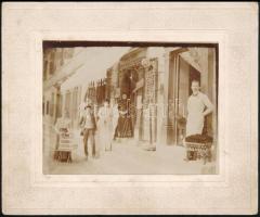 cca 1900 Utcai életkép üzletek előtt, kartonra kasírozott fotó, 12x9 cm