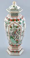 Antik kínai fedeles váza, kézzel festett porcelán, kopott, szájperemén minimális restaurálás, jelzés nélkül, m: 32 cm