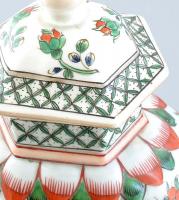 Antik kínai fedeles váza, kézzel festett porcelán, kopott, szájperemén minimális restaurálás, jelzés...