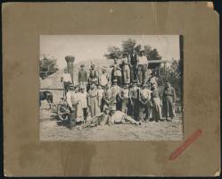 cca 1910-1920 Szilasbalhás, mezőgazdasági munkások gőzüzemű cséplőgéppel, kartonra kasírozott fotó, a karton sérült, foltos, 16x12 cm