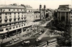 Budapest VII. Tanács (ma Károly) körút, villamos Budapesti Nemzetközi Vásár reklámmal, autók, teherautók, Dohány utcai zsinagóga, IBUSZ iroda, Lakberendezési bolt, üzletek. Képzőművészeti Alap