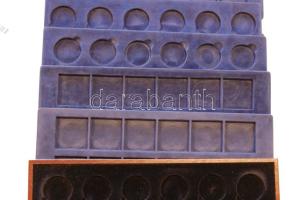8db éremtartó tálcabetét, 7x 18, 1x 12 férőhellyel, az egyik fa kerettel, használt