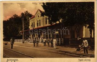 1930 Berettyóújfalu, vasútállomás, vasutasok. Kéry Imre kiadása
