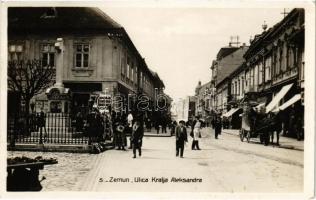 Zimony, Semlin, Zemun; Ulica Kralja Aleksandra / utca, Burmaz üzlete, piaci árusok / street, shops, market vendors