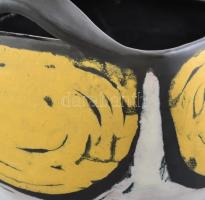 Gorka Lívia (1925-2011): Kaspó. Fekete, fehér és sárga mázakkal festett kerámia, jelzett, mázhibával...