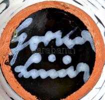 Gorka Lívia (1925-2011): Kaspó. Fekete, fehér és sárga mázakkal festett kerámia, jelzett, mázhibával...