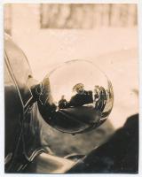 cca 1935 Szabó Lajos újpesti fotóművész hagyatékából 1 db vintage fotó, jelzés nélkül (Torzított tükröződés), ezüst zselatinos fotópapíron, 5x4 cm