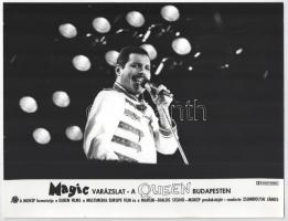 1986 Freddie Mercury (1946-1991), a Queen együttes énekese budapesti fellépésükön, 3 db vintage produkciós filmfotó, 18x24 cm