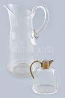 Csiszolt üveg kiöntő réz szerelékkel, sérült dugóval, m: 13 cm + Nagyméretű üveg kancsó, m: 29 cm