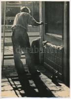 cca 1937 Seiden Gusztáv budapesti fotóművész hagyatékából 1 db fotóművészeti alkotás, későbbi nagyítás (cca 1970-es évek), ezüst zselatinos fotópapíron (Festő), 23x16,8 cm