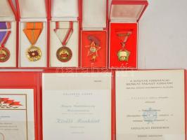 10db klf szocialista kitüntetés, jelvény egy kivétellel eredeti tokokban, adományozói és viselési ig...