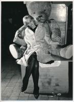 cca 1968 A TV maci és (vélhetően) az ,,anyukája, vintage fotó jelzés nélkül, ezüst zselatinos fotópapíron, Kotnyek Antal budapesti fotóriporter hagyatékából, 23x16,8 cm