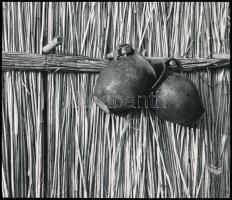 1967 Molnár József: Pásztorkunyhó című, feliratozott, vintage fotóművészeti alkotása, ezüst zselatinos fotópapíron, 18x21 cm