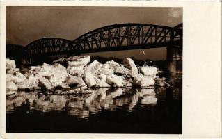 1929 Budapest III. Római part télen februárban, háttérben az Újpesti vasúti híd, jégzajlás. photo