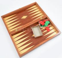 Fa ostábla (Backgammon), 15 piros, és 15 zöld koronggal, és 2 db dobókockával, becsukva: 25x48x7 cm, kinyitva: 48x51 cm