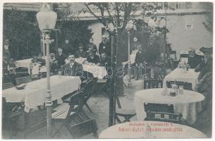 1913 Budapest I. Tabán, Schreil Győző Albecker vendéglője, étterem, kert vendégekkel, pincérekkel és zenekarral. Kereszt tér 4.