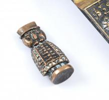 Iparművészeti hamutál, csikk nyomóval, 12x12cm