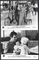 cca 1972 ,,A családapa című olasz - francia film jelenetei és szereplői (köztük Leslie Caron és Nino Manfredi), 13 db vintage produkciós filmfotó, ezüst zselatinos fotópapíron, a használatból eredő - esetleges - kisebb hibákkal, 18x24 cm
