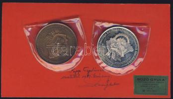 1989. "Magyar Köztársaság kikiáltása" Br emlékérem pár. Szign. Bozó T:1 + ffém T:PP Mindkettő kartonra montírozott plasztiktokban, Bozó ajánlásával és aláírásával!