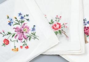 Svájci mercerezett pamut szalvéta, tűgobelines motívumokkal, nem használt, eredeti dobozában, 6 db