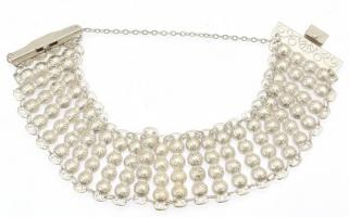 Ezüst(Ag) széles díszes karkötő biztonsági lánccal, jelzett, h: 19 cm, nettó: 17 g